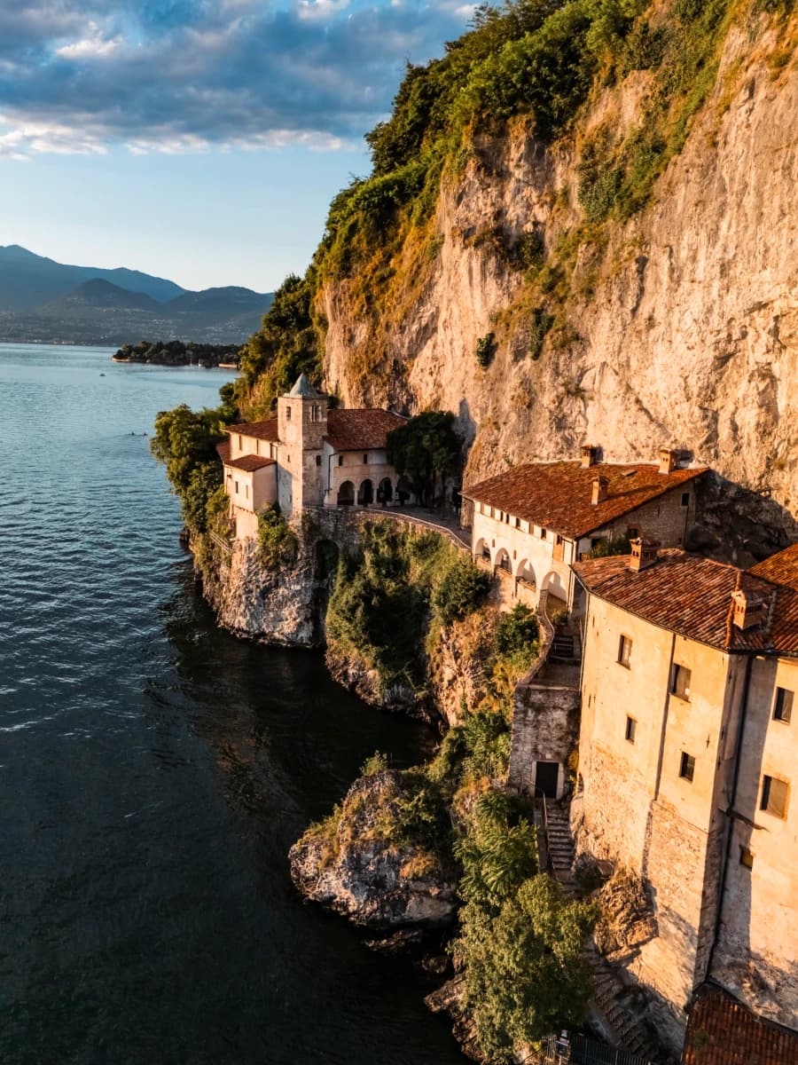 The Golden Hour - Tour delle ville e Santa Caterina del Sasso (1 ora)